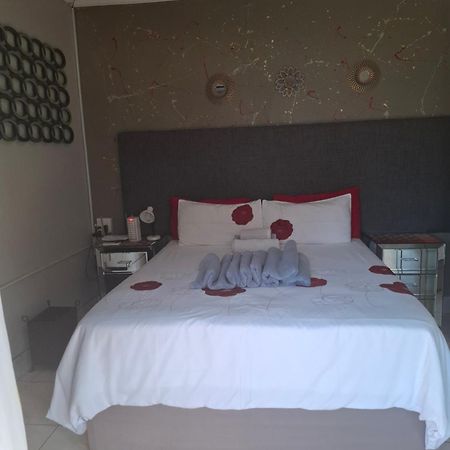 Vicky B Bed And Breakfast Mogwase Экстерьер фото